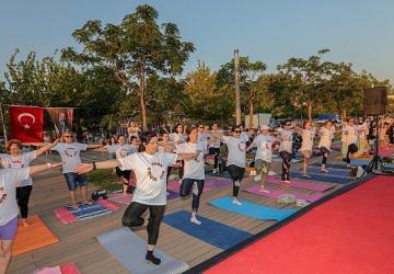 Bayraklı sahilde buluşup, yoga yaptılar - Dünya Yoga Günü'nde renkli etkinlik