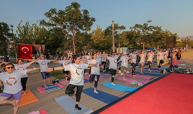 Bayraklı sahilde buluşup, yoga yaptılar - Dünya Yoga Günü'nde renkli etkinlik Bayraklı sahilde buluşup, yoga yaptılar - Dünya Yoga Günü'nde renkli etkinlik