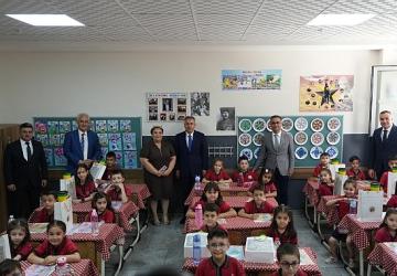 İzmir Valisi Dr. Süleyman Elban, İzmir İl Millî Eğitim Müdürü Dr. Ömer Yahşi, Karne Gününde Öğrencilerle Bir Araya Geldi