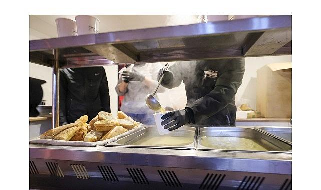 Buca Belediyesi'nden sıcak çorba ikramı