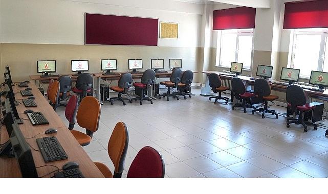 İETT'nin gençlere teknoloji desteği sürüyor. İETT'nin gençlere teknoloji desteği sürüyor.