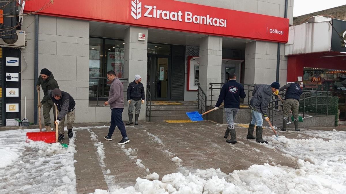 Gölbaşı Belediyesi karla mücadele çalışmalarını sürdürüyor
