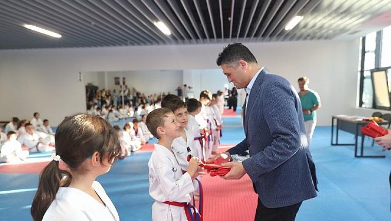 Aliağa Belediyesi Taekwondo Kursunun Sporcuları Kuşak Atladı