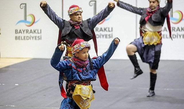 Bayraklı'da halk dansları gösterisi nefes kesti Bayraklı'da halk dansları gösterisi nefes kesti
