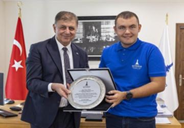 Tarihi başarılara imza atan Tuna, Başkan Tugay'la buluştu