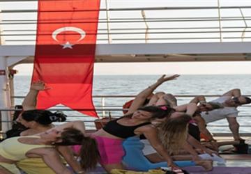 İzmir'de güneşi yoga ile uğurladılar