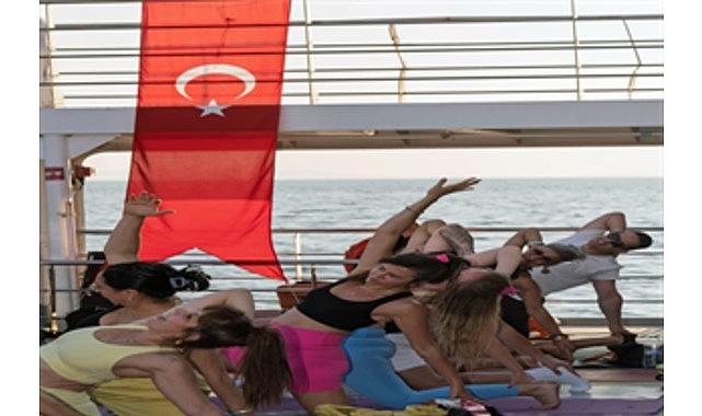 İzmir'de güneşi yoga ile uğurladılar İzmir'de güneşi yoga ile uğurladılar