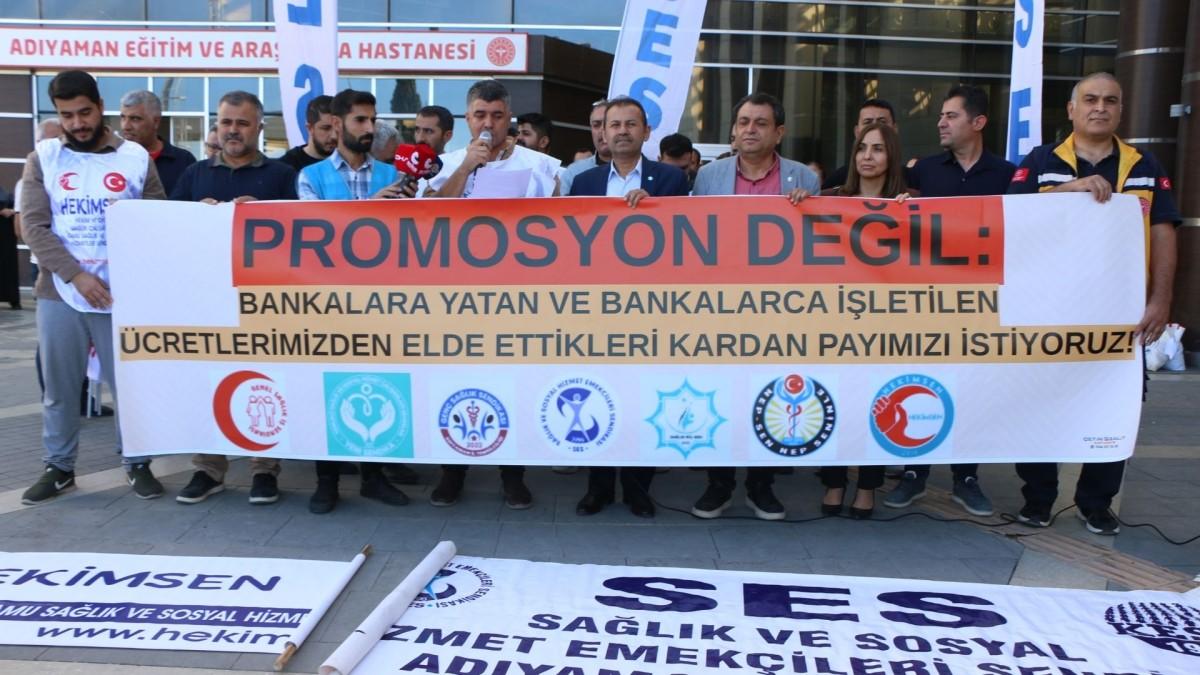 Adıyaman’da sağlık emekçilerinden promosyon ihalesine tepki: ‘Bankaların kazandığı kârın payı bize aittir’ - Videolu Haber Adıyaman’da sağlık emekçilerinden promosyon ihalesine tepki: ‘Bankaların kazandığı kârın payı bize aittir’ - Videolu Haber