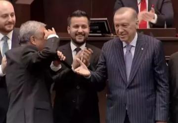 Üç Milletvekili AK Parti’ye katıldı, rozetlerini Cumhurbaşkanı Erdoğan taktı