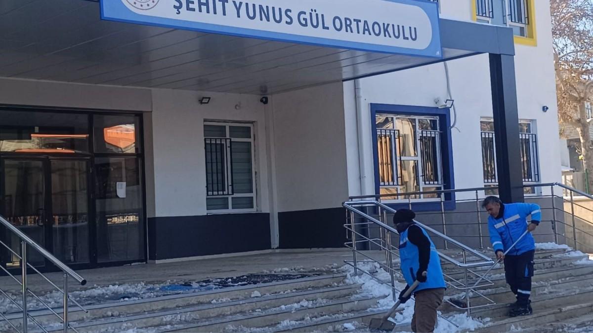 Adıyaman Belediyesi tarafından 98 okulda kar ve buz temizliği yapıldı