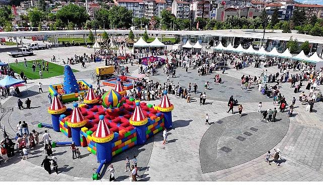 Çocukların neşesi Milli İrade Meydanı'nı sardı