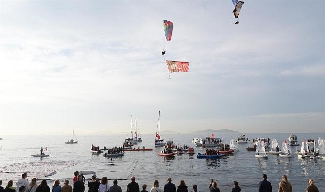 Kadıköy'de Binlerce Kişi Ata'ya Saygı Zinciri Oluşturdu