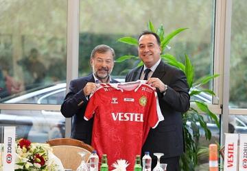 Başkan Besim Dutlulu ve Kadın Voleybol Takımından Vestel'e Ziyaret