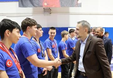 Başkan Vekili Akın'dan genç sporculara tam destek