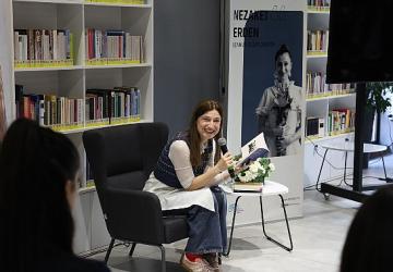 Nezaket Erden, “Sennur Sezer" şiirleri okudu