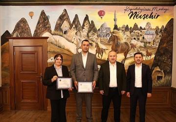 “İlmek İlmek Türkiye" Halı Motifi Vali Fidan'a Armağan Edildi