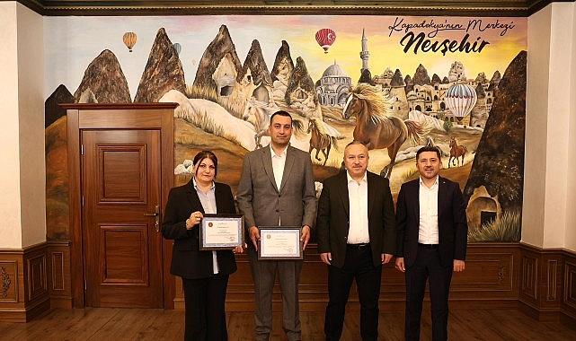 “İlmek İlmek Türkiye" Halı Motifi Vali Fidan'a Armağan Edildi