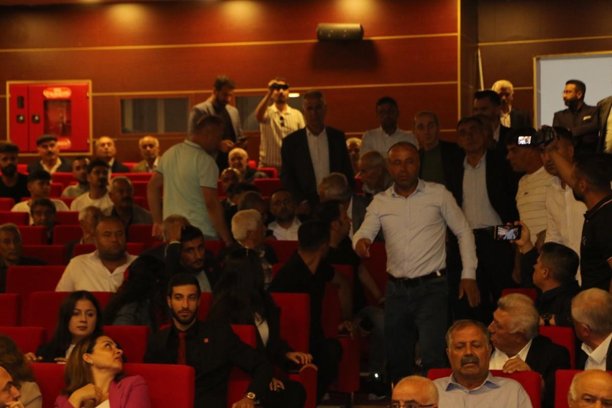 CHP Adıyaman İl Kongresi’nde gerginlik: Tutdere salondan ayrıldı, kongrede tansiyon yükseldi - Videolu Haber CHP Adıyaman İl Kongresi’nde gerginlik: Tutdere salondan ayrıldı, kongrede tansiyon yükseldi - Videolu Haber