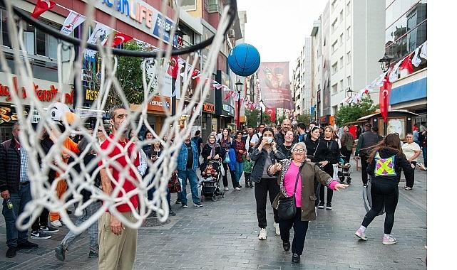 Karşıyaka Çarşısı'nda renkli anlar: Hergele Meydanı'na basketbol potası kuruldu