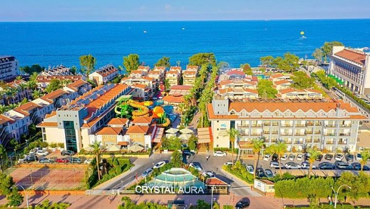 Kemer'de Çevre Duyarlılığı Ödülle Taçlandı: Crystal Aura Aqua Collection'a Anlamlı Plaket