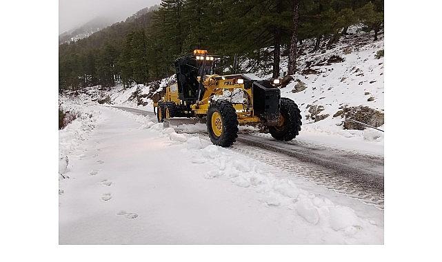 Büyükşehir ekiplerinin karla mücadele çalışması sürüyor