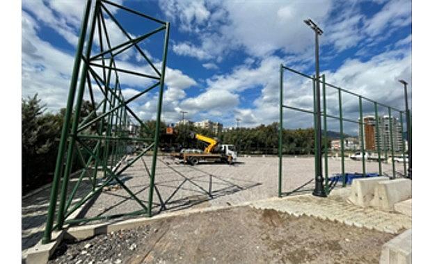 Büyükşehir'den gençlere beş yeni halı saha