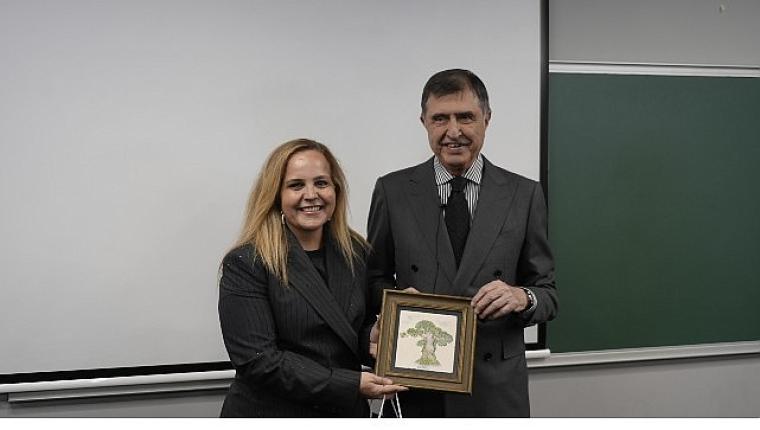 Geleceğin Profesyonelleri, Ahmet Pura ile “Hayat Güneşli Bir Sağanak" Konferansı'nda Bir Araya Geldi