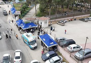Canik Belediyesi YKS'ye giren öğrencilere ve ailelere ikramlarda bulundu.