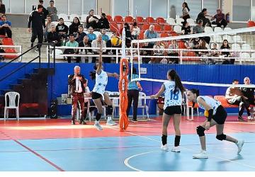 Kemer Belediye voleybolcuları büyük alkış topladı