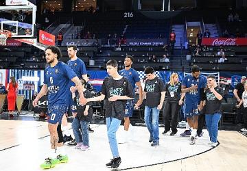 One Team katılımcıları Anadolu Efes – Partizan karşılaşmasında parkeye çıktı