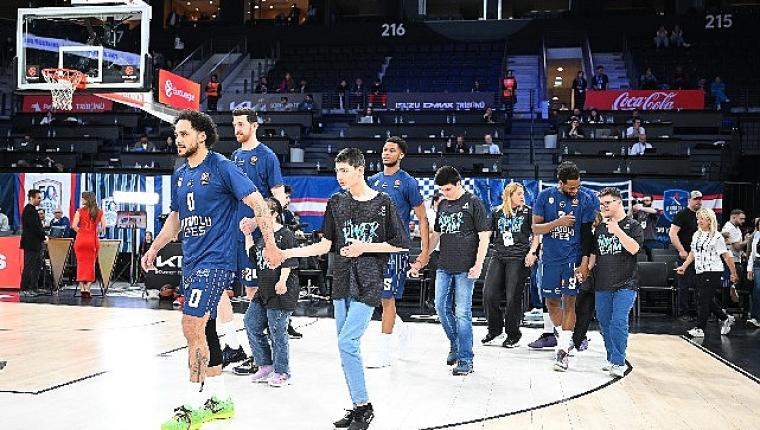 One Team katılımcıları Anadolu Efes – Partizan karşılaşmasında parkeye çıktı