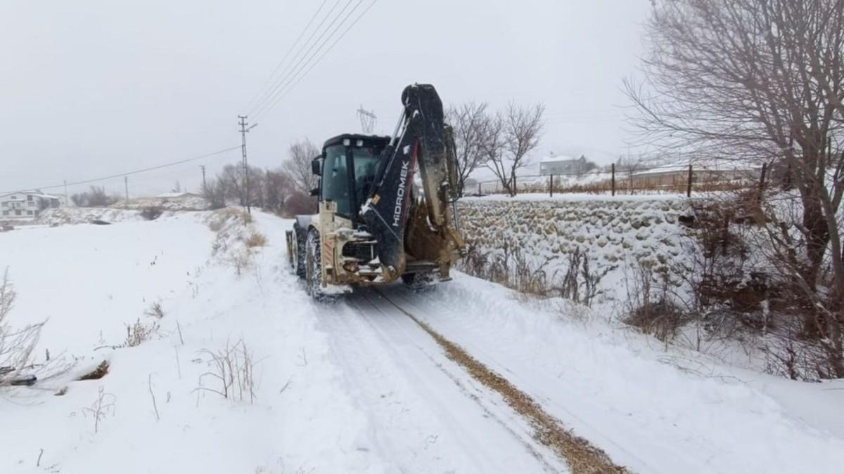Çelikhan Belediyesi, yoğun kar yağışı nedeniyle çalışmalarını sürdürüyor - Videolu Haber