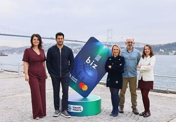 Burak Özçivit, Prof. Dr. Sinan Canan ve Açelya Akkoyun, Hayat Finans'ın 'yeni nesil aile kartı' için aynı sahnedeydi