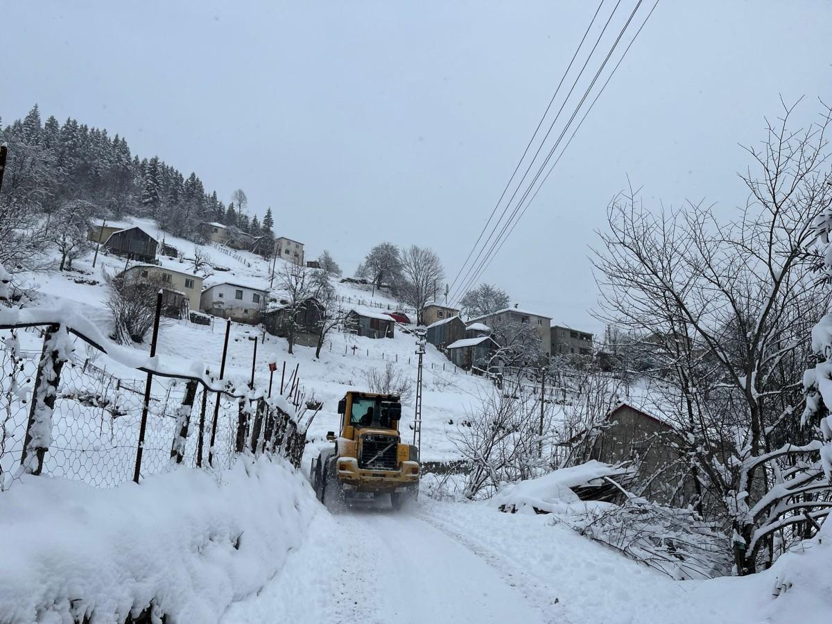 Trabzon’da Kar Yağışı 34 Mahalle Yolunu Kapattı