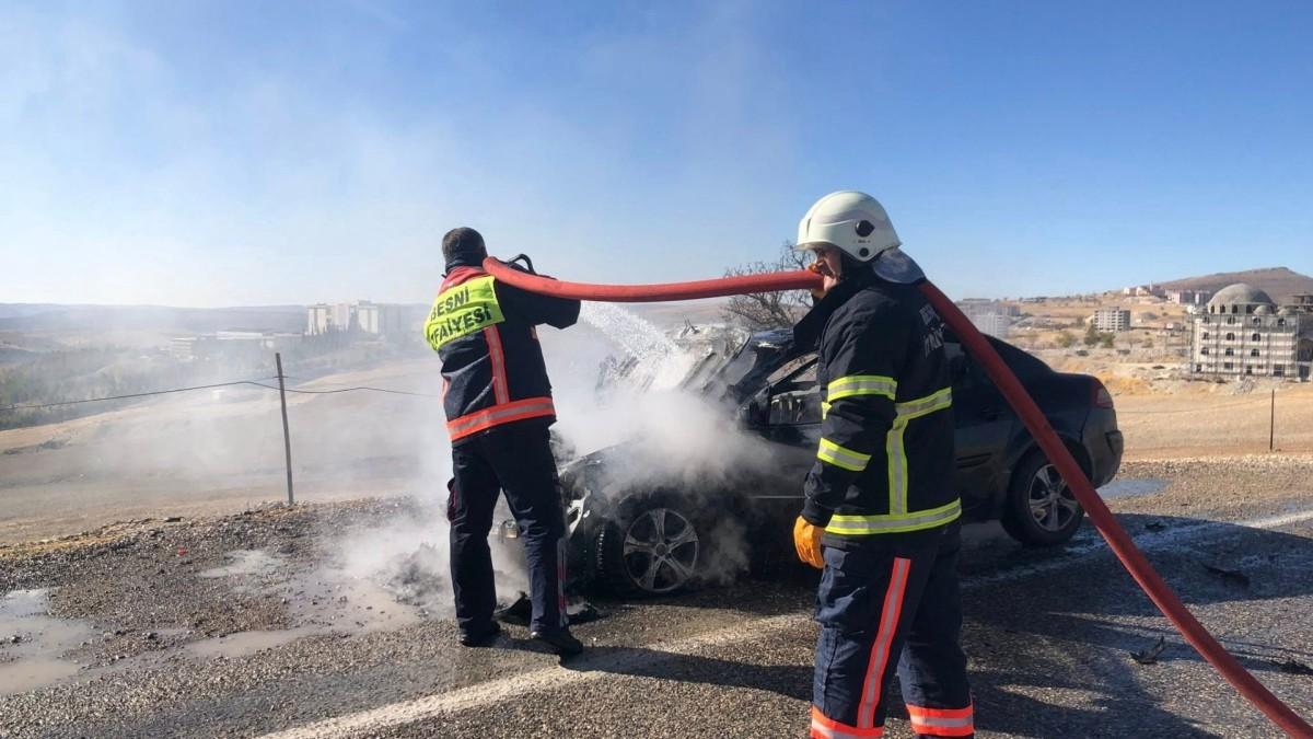 Besni’de araç yangını itfaiye ekipleri tarafından söndürüldü - Videolu Haber