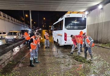 Büyükşehir ekipleri yağışın yarattığı olumsuzluklara hızla müdahale etti