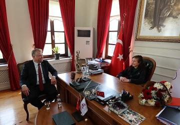 Urla Belediye Başkanlığı Koltuğuna Türkiye'nin Seçilmiş İlk Çocuk Meclisi Başkanı Oturdu