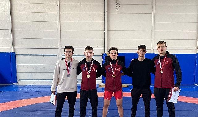 Aliağa'nın Genç Güreşçileri Okullarını İzmir Üçüncüsü Yaptı