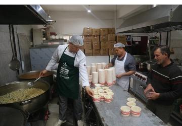 Edremit Belediyesi Aşeviyle Gönülleri Isıtıyor