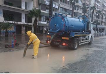 İzmir Büyükşehir Belediyesi ekipleri yağış nöbetinde