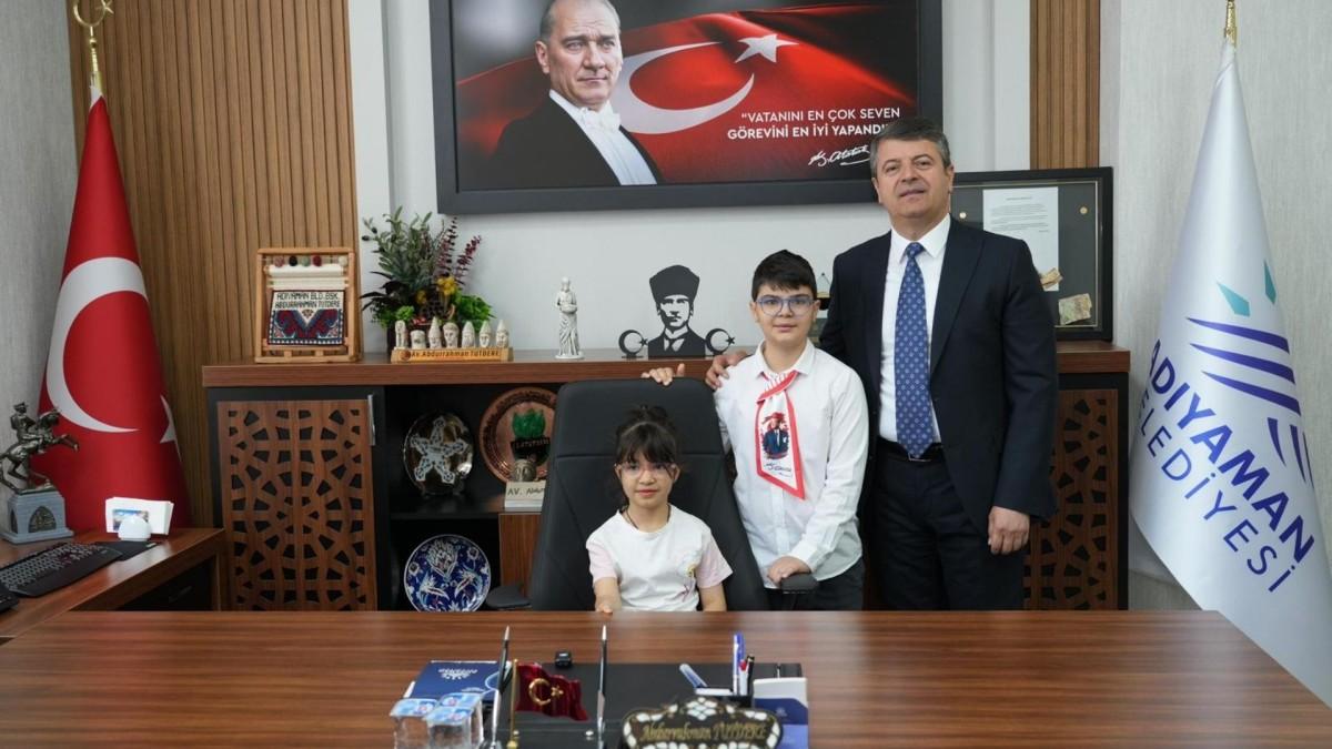 Başkan Tutdere, 23 Nisan’da koltuğunu çocuklara devretti - Videolu Haber