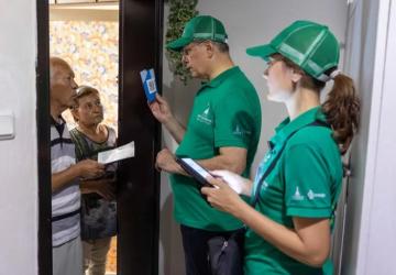 Başkan Tugay’dan “Dönüşüme Evde Başla” Projesine QR Kodlu Poşet Desteği