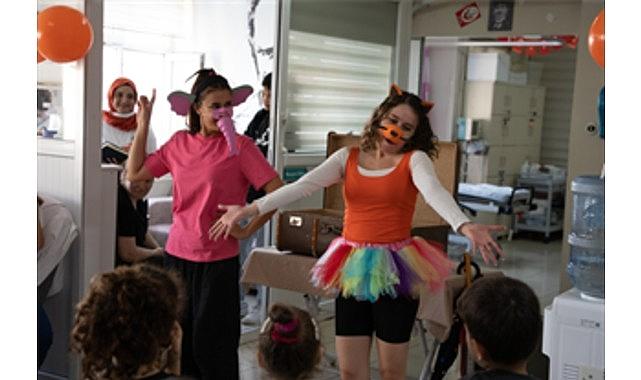 İzmir Şehir Tiyatroları'nın “Sanat İyileştirir" projesi sürüyor