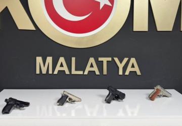 Malatya’da ruhsatsız silah operasyonu: 3 tabanca ele geçirildi