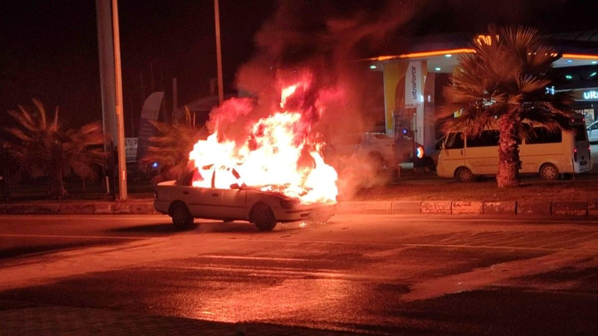 Adıyaman'da seyir halindeki otomobil alev aldı - Videolu Haber