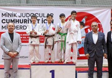 Minik sporcular Cumhuriyet için ter döktü