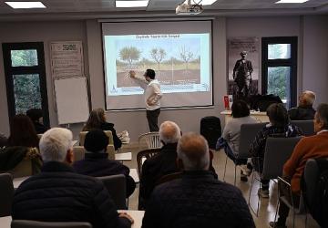 Efes Selçuk'ta Zeytin Budama Eğitimi Düzenlendi