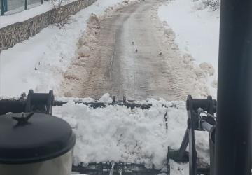 Adıyaman’ın Gölbaşı ilçesinde karla mücadele çalışmaları aralıksız sürüyor