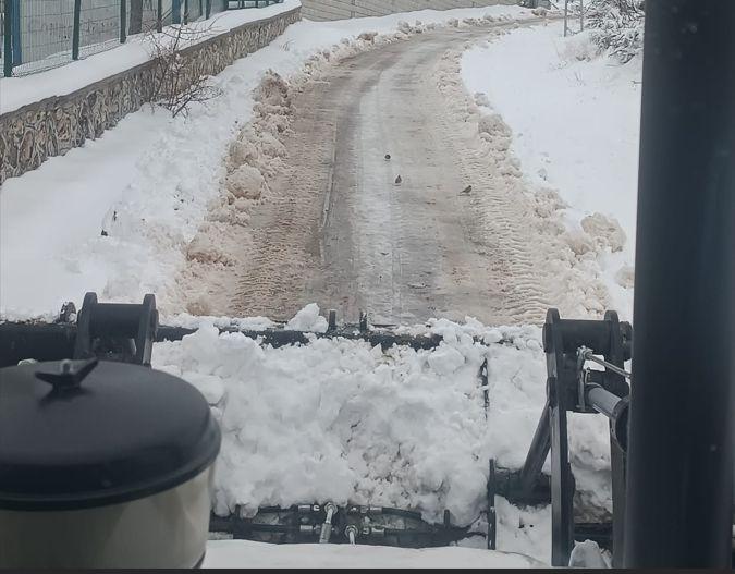 Adıyaman’ın Gölbaşı ilçesinde karla mücadele çalışmaları aralıksız sürüyor