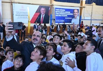 Başkan Altay Karne Alan Öğrencileri Tebrik Etti